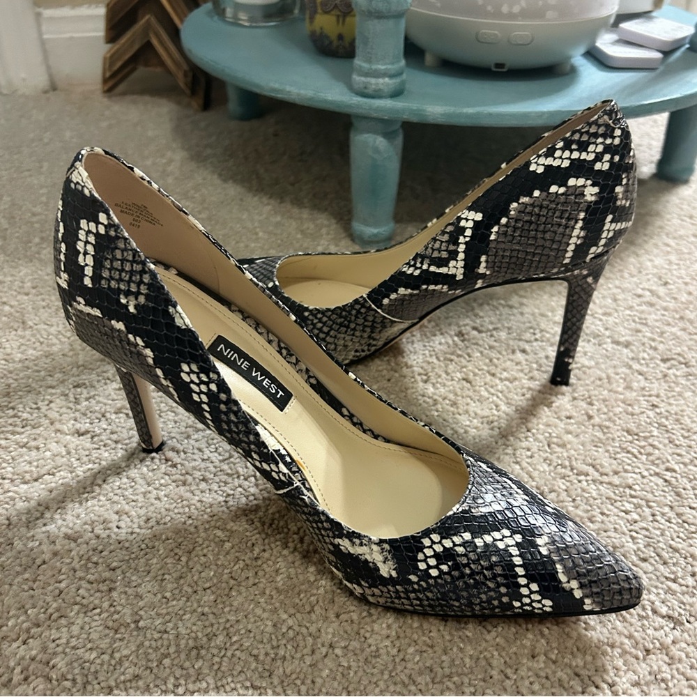 Nine West Black and Cream Snake Print Heels Size 7